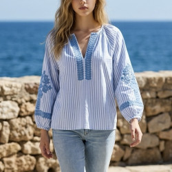 Blouse rayée bleu ciel et broderies bleu