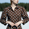 Chemise marron à pois bleu