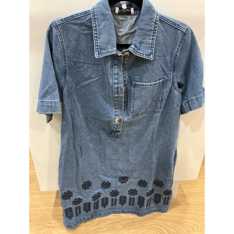 Robe courte en jeans et broderies