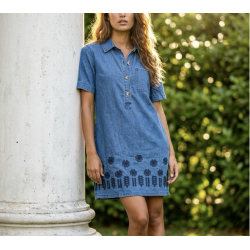 Robe courte en jeans et broderies