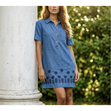 Robe courte en jeans et broderies