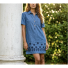 Robe courte en jeans et broderies