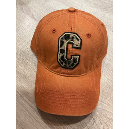 Casquette orange et C léopard