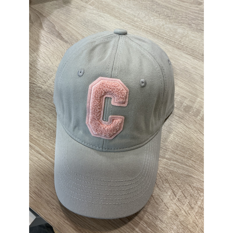 Casquette gris clair et C rose