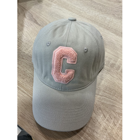 Casquette gris clair et C rose