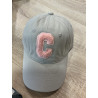 Casquette gris clair et C rose
