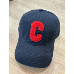 Casquette marine C rouge