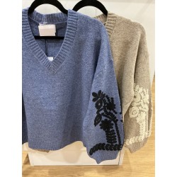 Pull col V broderies sur les manches