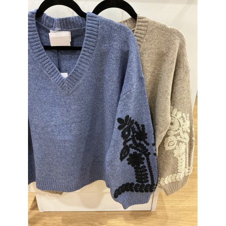Pull col V broderies sur les manches