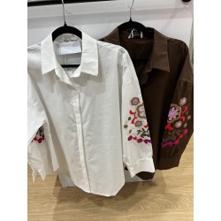 Chemise uni broderies sur les manches