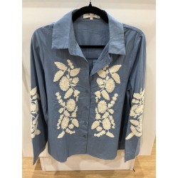 Chemise bleu indigo et broderies écru