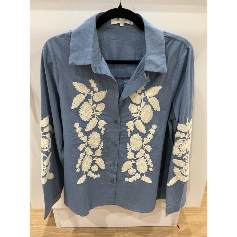 Chemise bleu indigo et broderies écru