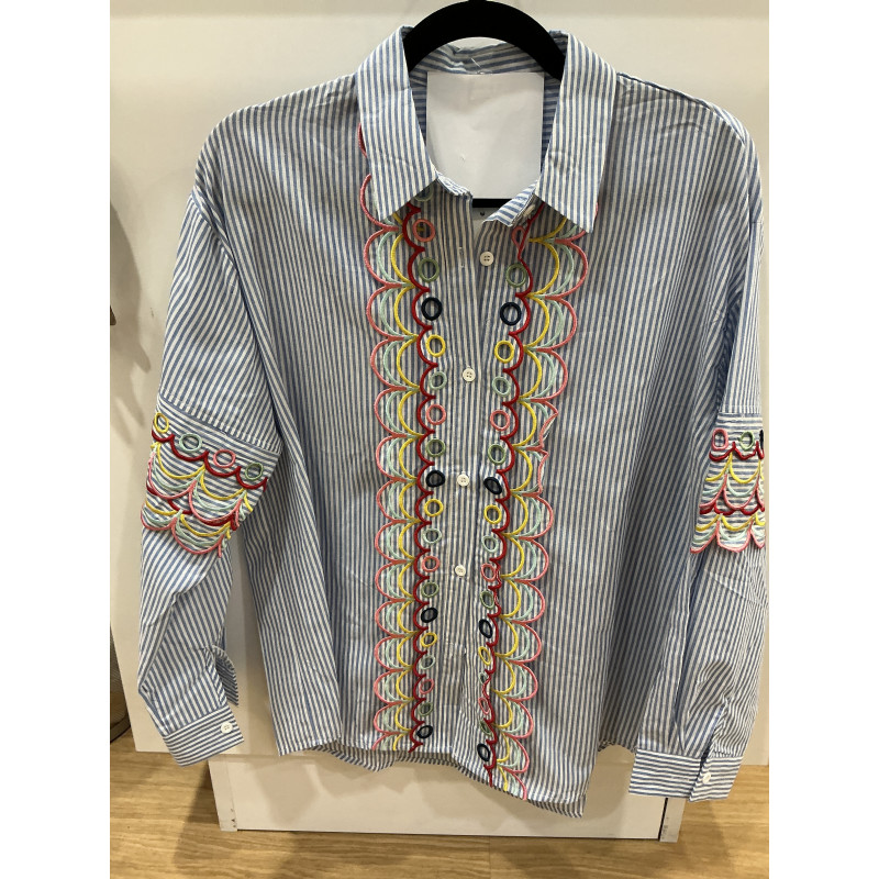 Chemise rayée bleu et broderies colorées