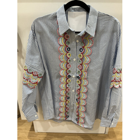Chemise rayée bleu et broderies colorées