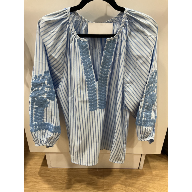 Blouse rayée bleu ciel et broderies bleu