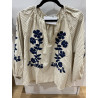 Blouse rayée vanille et broderies bleu