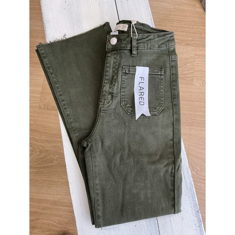 Jeans flared 7/8 poches plaquées vert foncé Jeans flared 7/8 poches plaquées vert foncé