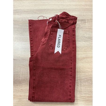 Jeans flared poches plaquées rouge délavé
