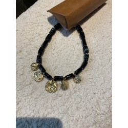 Collier noir pièces dorées