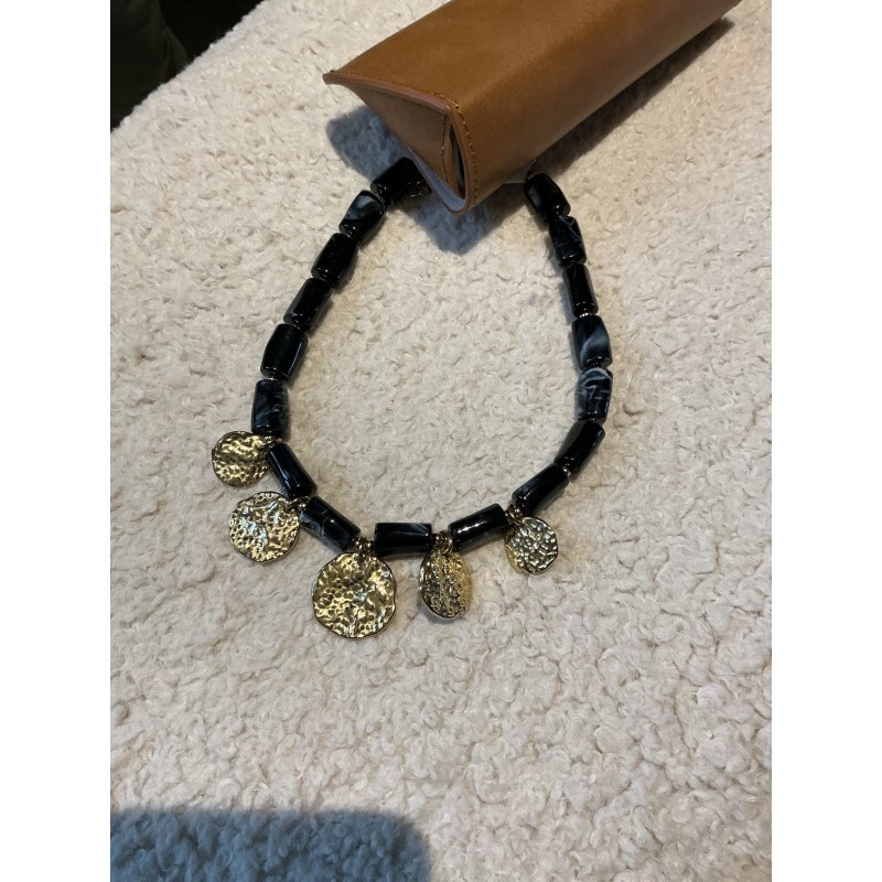 Collier noir pièces dorées